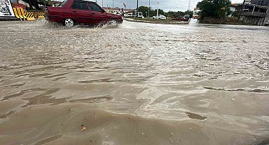 Elazığ'da şiddetli yağış: Cadde ve alt geçitleri su bastı
