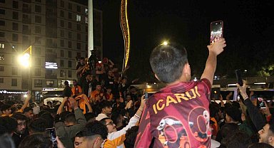 Elazığ'da taraftarlar meydanı karnaval alanına çevirdi