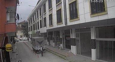 Emekli öğretmenin kamyonun altında kaldığı anlar kamerada