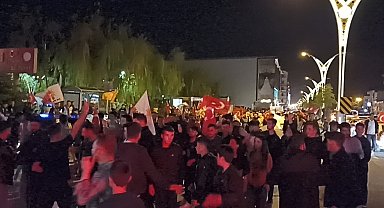 Erciş'te vatandaşlar Cumhurbaşkanı Erdoğan'ın seçim zaferini coşkuyla kutladı