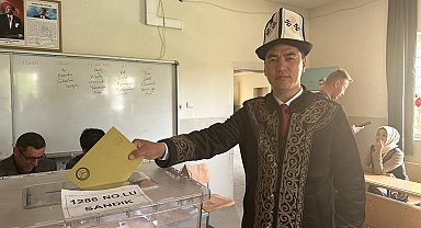 Erciş'te yaşayan Kırgız Türkleri seçimde yöresel kıyafetleriyle sandık başına gitti