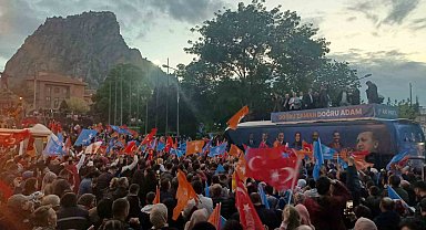 Erdoğan'ın seçim zaferi Afyonkarahisar'da kutlanmaya başlandı