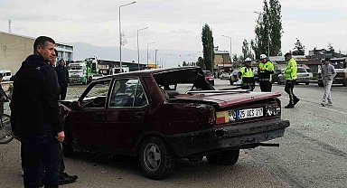 Erzurum'da otobüs ile otomobil çarpıştı: 1 ölü, 1 yaralı