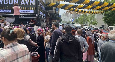 Esenyurt'ta mağaza açılışında izdiham