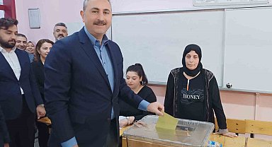 Eski Adalet Bakanı Gül, oyunu Gaziantep'te kullandı