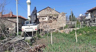 Eşme'de tehlike arz eden metruk binalar yıkıldı