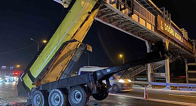 Eyüpsultan'da damperi açılan hafriyat kamyonu üst geçide çarptı