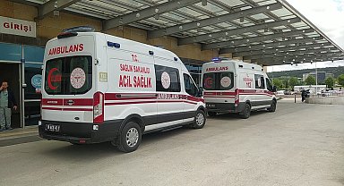 Fabrikada büyükbaş hayvan keserken bıçak ayağına saplandı