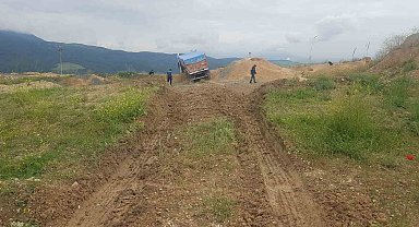 Frenleri patlayınca yoldan çıktı, kum yığınları kurtardı