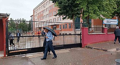 Gaziantep'te oy verme işlemi yoğun yağmur altında başladı