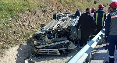 Gediz'de araç takla attı, 2 yaralı