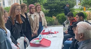 Gediz'de üniversite öğrencilerinden vatandaşa deprem çantası eğitimi