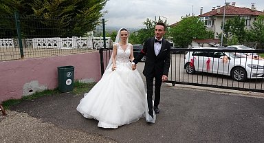 Gelin ve damat son dakika oy kullandılar