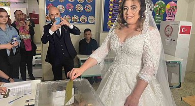Gelinliğiyle oy kullanmaya gitti