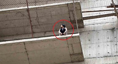 Genç kızın 10. katta intihar girişimi