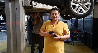 Genç öğretmen otomobiline sıkışan yavru kediyi sahiplendi
