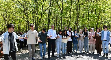 Gençler sınav stresini halay çekerek attı
