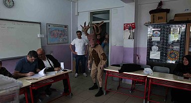 Geyik kostümüyle oy kullanmaya gelince herkes şaşkına döndü