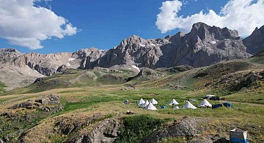 Göçerler 2 bin 800 rakımlı yaylalarda zorlu hayvancılık mesaisinde