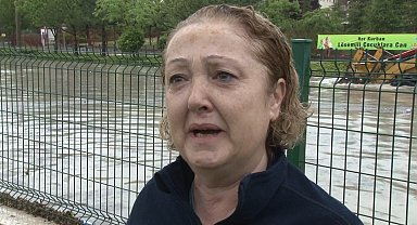 Göle dönen yolda aracının içinde mahsur kalan kadın gözyaşlarını tutamadı