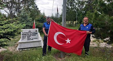 Günyüzü'nde şehit mezarlarının Türk bayrakları zabıtalara emanet