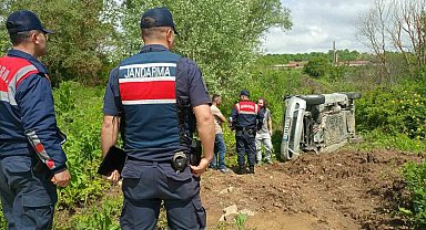 Hafi ticari araç devrildi, içindeki köy ekmekleri yol kenarına saçıldı