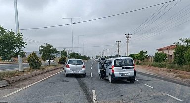 Hafif ticari araç ile otomobil çarpıştı: 2 yaralı