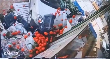 Hafif ticari araç markete çarptı, vatandaşlar saniyelerle kurtuldu