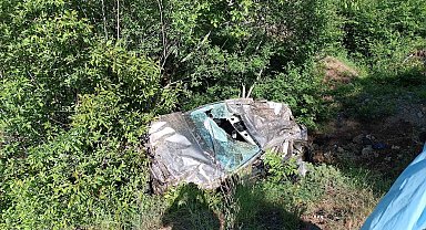 Hafif ticari araç uçuruma yuvarlandı: 1 ölü, 1 yaralı