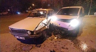 Hafif ticari araç ve otomobil çarpıştı: 1 yaralı