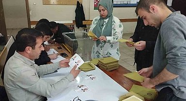 Hakkari'de sandıklar kapandı