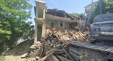 Hasarlı ve metruk yapıların yıkımı sürüyor