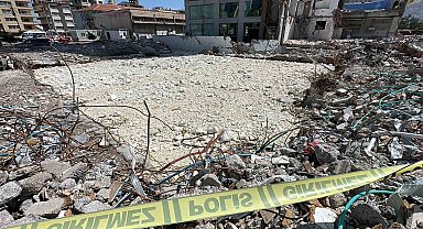 Hatay'da bir enkazın su dolu bodrum katında erkek cesedi bulundu