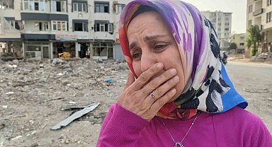 Her gün geldiği enkaz bölgesinde, komşuları ve arkadaşları için gözyaşı döküyor