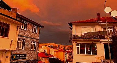 Hisarcık'ta gökyüzü kızıla boyandı