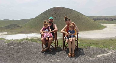 Hollandalı turist aile Meke Gölü'nde