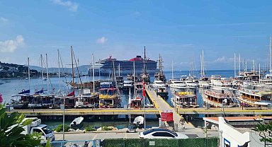 İki gemi ile Bodrum'a 1982 yolcu geldi