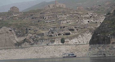 Ilısu Baraj gölündeki su seviyesi yükseldi: Turistler Deliklitaş Mağarasını tekne ile görme fırsatı buldu