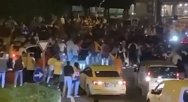 İnanılmaz olay...Şampiyonluk kutlayanların üzerine aracını sürdü: 2 yaralı