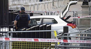İngiltere'de Başbakanlık Ofisi'nin bulunduğu caddenin kapısına araç çarptı