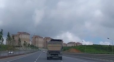 İstanbul'da hafriyat kamyonunun tehlikeli yolculuğu kamerada