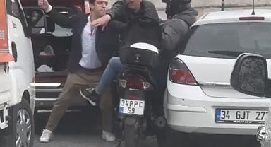 İstanbul'da satırlı dehşet kamerada: Yumruk atıp kuryeye saldırdı