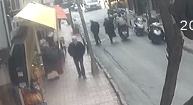 İstanbul'da yaşlı çifte kapkaç kamerada: Polis siyah bantlı plakadan çözdü