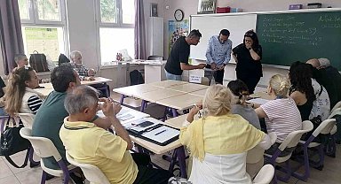 İzmir'de cumhurbaşkanlığı 2. tur seçiminde oy kullanma işlemi 17.00 itibariyle sona erdi. Sandık görevlileri, sandıkları açmaya başladı.