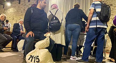 İzmir'de ilçe seçim kurullarında oy pusulası yoğunluğu