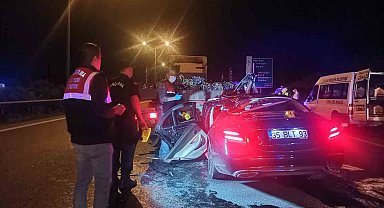 İzmir'de otomobil tıra ok gibi saplandı: 1 ölü
