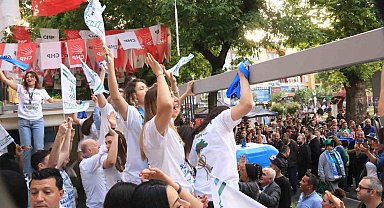 İzmit Belediyespor şehir merkezinde şampiyonluk kutladı
