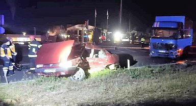 Kağıt gibi ezilen araç 3 kişiye mezar oldu