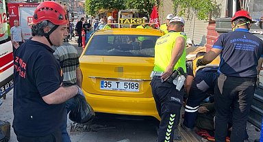 Kaldırımda yürürken taksinin altında kaldı