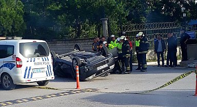 Kaldırımdaki ağaca çarpıp takla atan otomobilin sürücüsü öldü